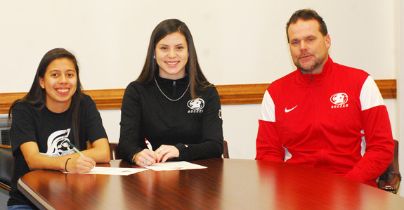 ROSS SIGNS WITH UMO