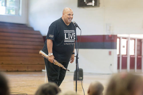 Reggie Dabbs visits local elementary schools