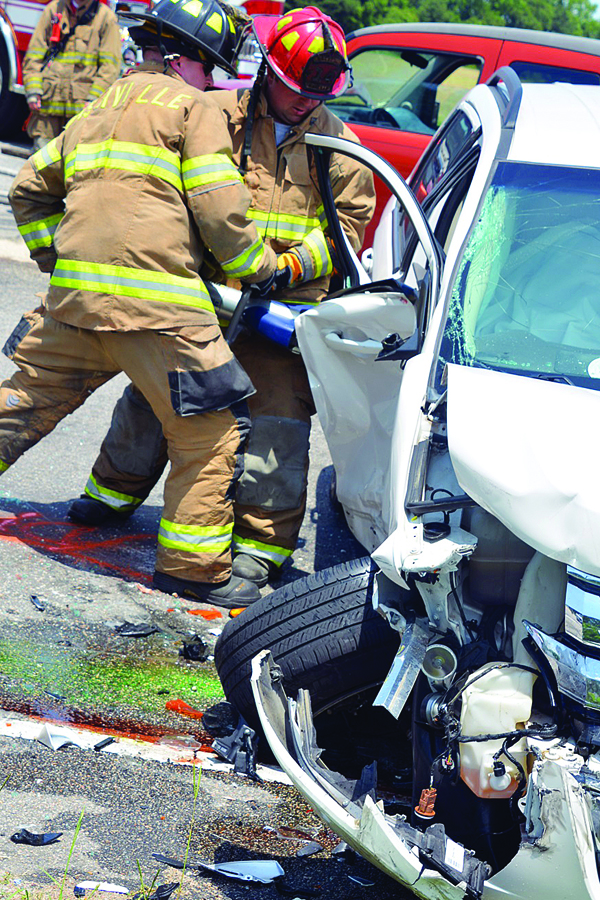 No serious injuries in 3-car wreck