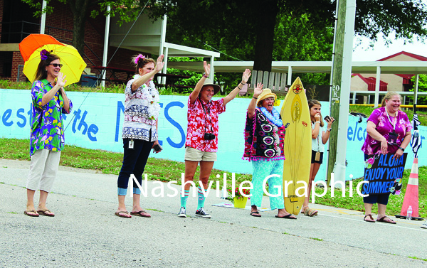 Nashville Elementary hosts car parade for students, Pics, 1