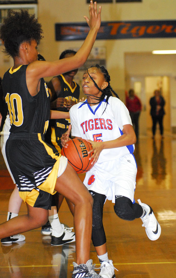 Red Oak edged by Pirates