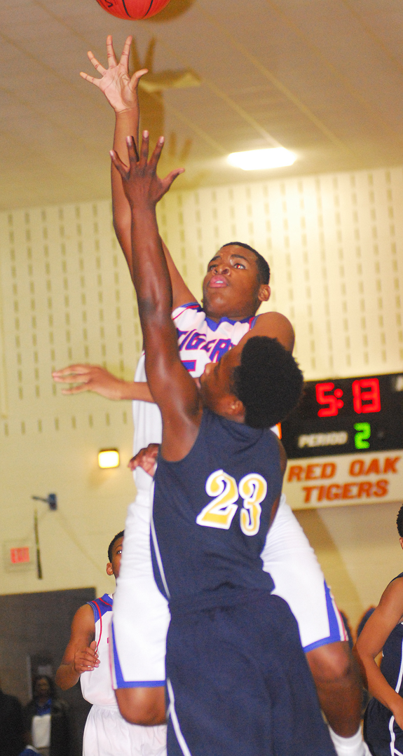 Red Oak rolls past Edwards